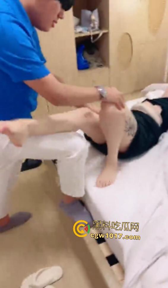 长沙三中学妹被两学姐带下海开房，学姐跪舔老男鸡巴还被舔逼，吓得学妹躲窗帘后，估计下面开始流水了吧！