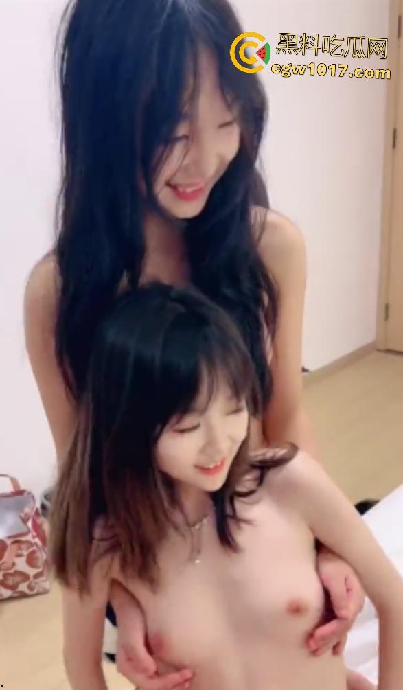 长沙三中学妹被两学姐带下海开房,学姐跪舔老男鸡巴还被舔逼,吓得学妹躲窗帘后,估计下面开始流水了吧!-8