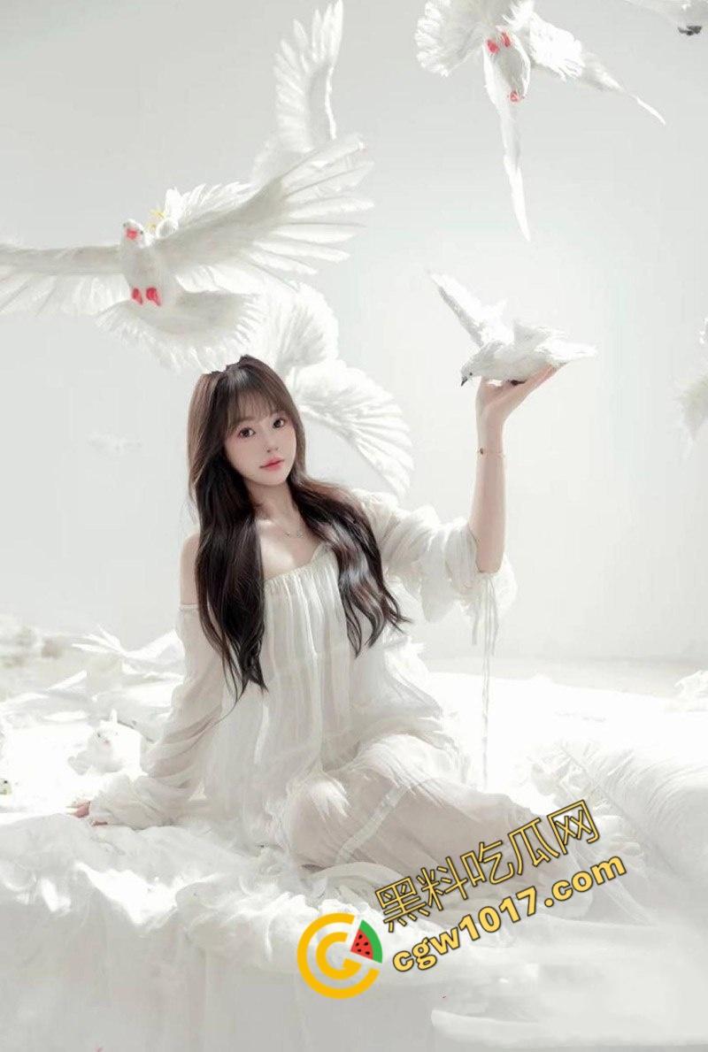 汕头网红【余微娜】沦为富二代母狗:露脸舔棒狂野放浪,多姿势爆操声响彻房间,视频泄密惹人眼球!-3