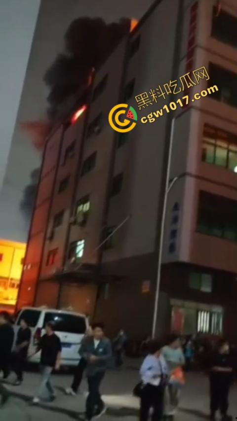 惠州博罗县服装厂夜晚突发惊天大火!火光冲天,浓烟滚滚,勇士们殊死搏斗灭火,祈祷平安归来!-8