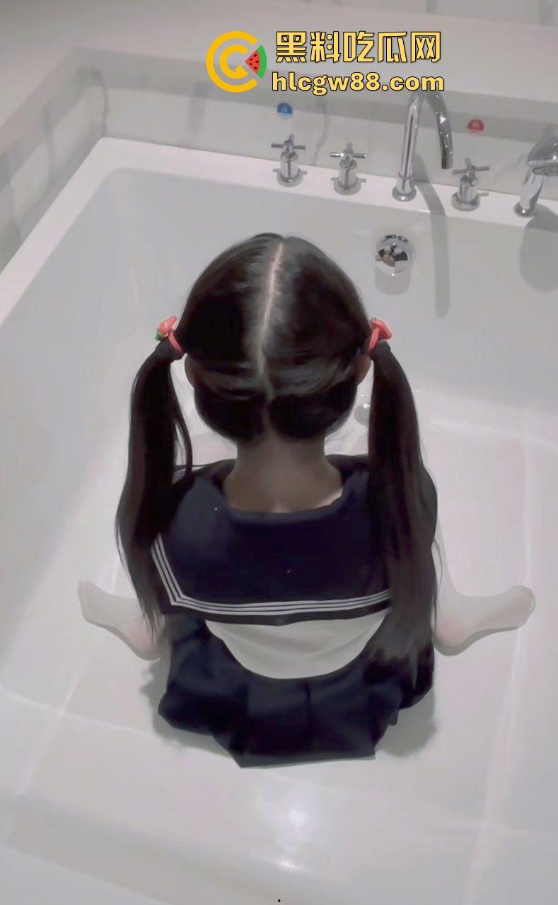 湖北职高双马尾清纯嫩妹萝莉【姜汐】付费定制大胆私拍粉嫩蝴蝶逼,浴缸露奶露逼观赏酮体!-4