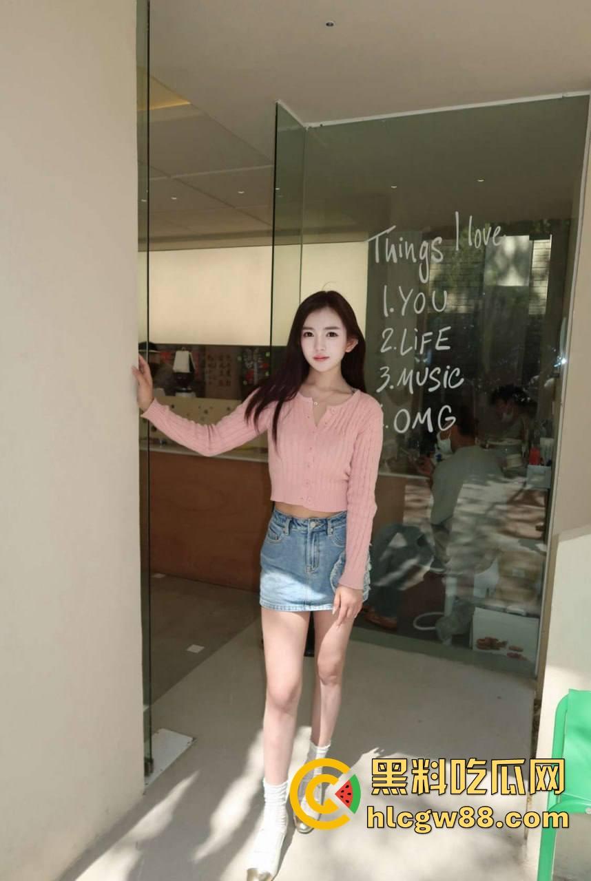 新乡准新娘【薛月】被男友录下无套爆操激情视频，趣内衣撩到发疯，骚得自己都张腿掰穴等射求精！