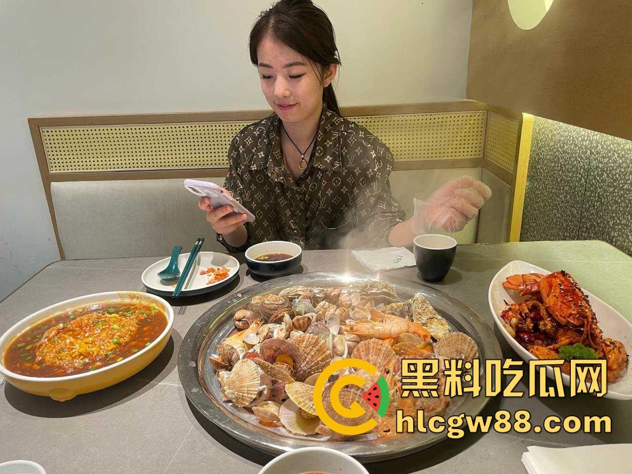 新乡准新娘【薛月】被男友录下无套爆操激情视频,趣内衣撩到发疯,骚得自己都张腿掰穴等射求精!-2