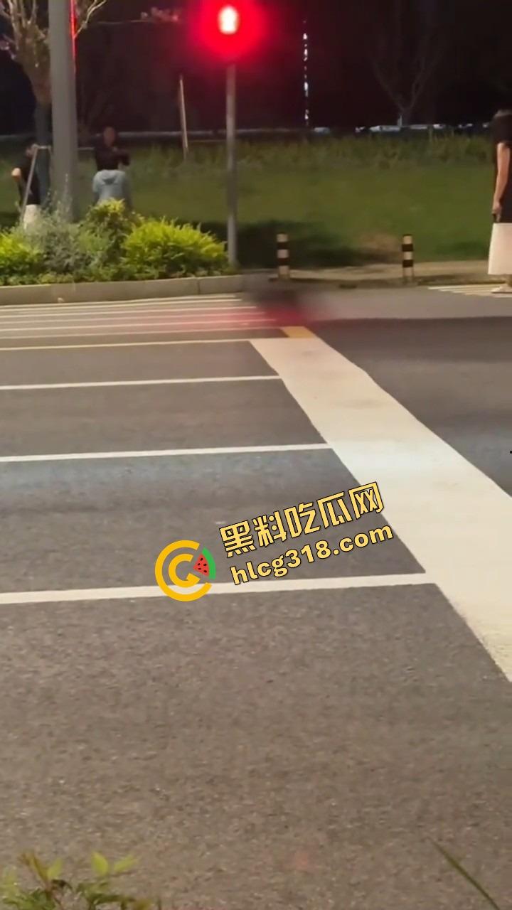 苏州石湖抓奸,小姑子偷情姐夫当街喊老公,亲姐怒吼开撕你喊得真顺嘴啊!-9