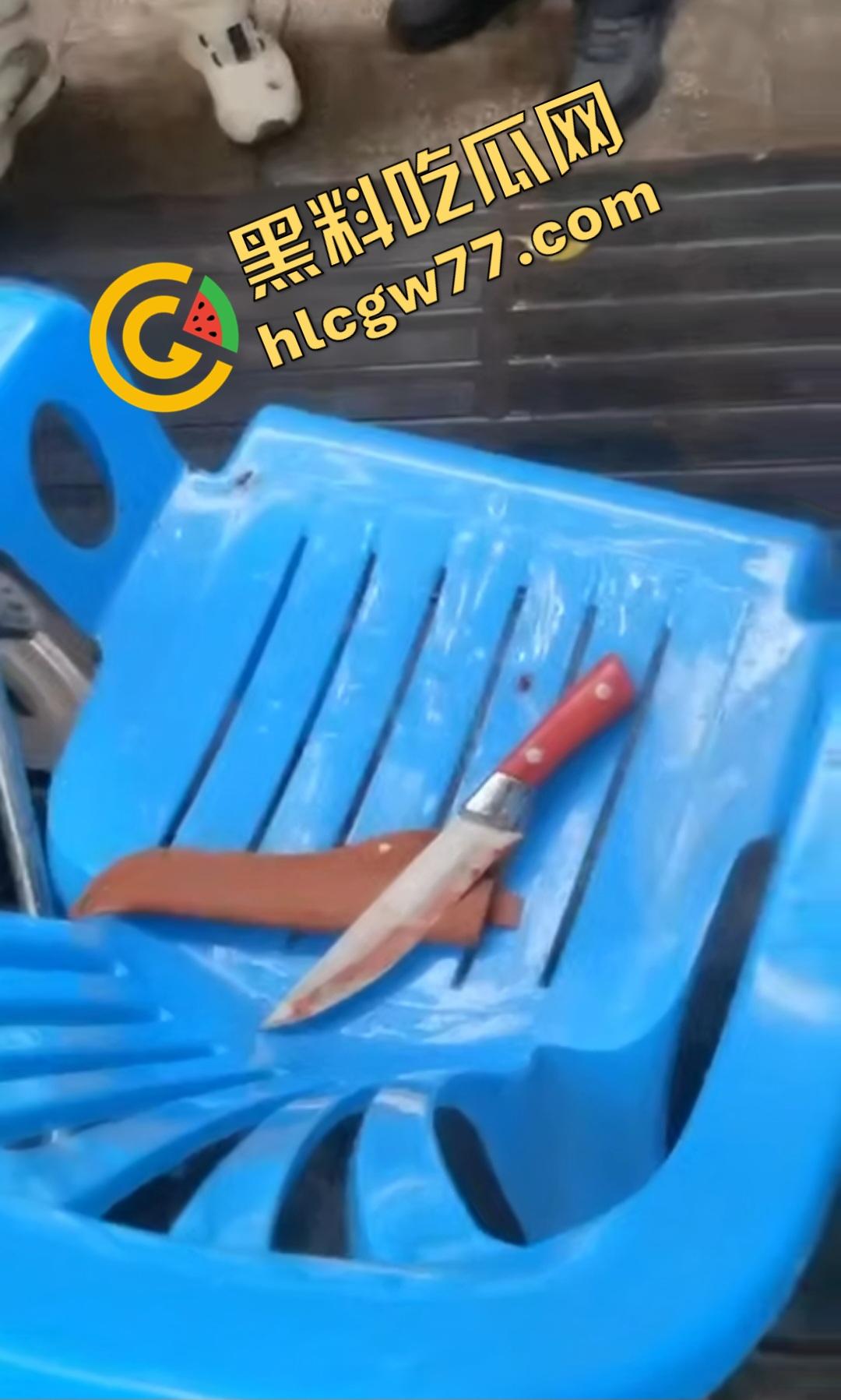 四川内江停车争执引血腥屠杀!刀仔狂捅59岁大叔致死,嫌犯被抓家属上去狂殴,警察都拦不住!-2