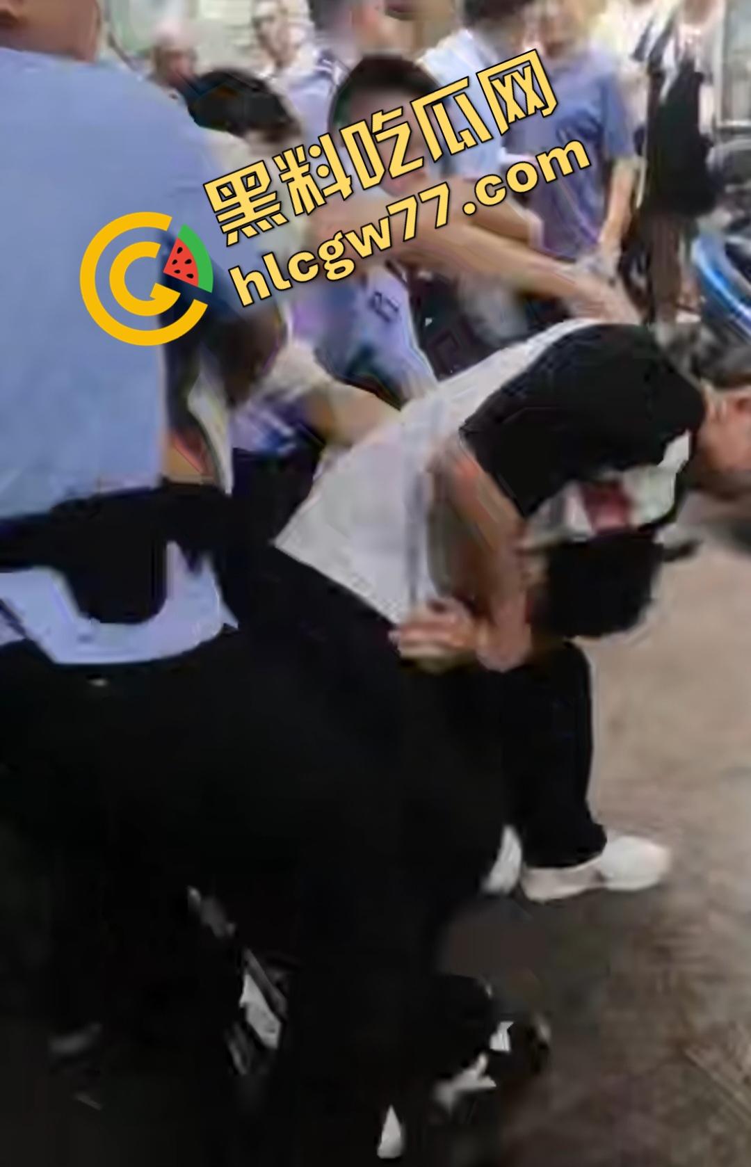 四川内江停车争执引血腥屠杀!刀仔狂捅59岁大叔致死,嫌犯被抓家属上去狂殴,警察都拦不住!-4