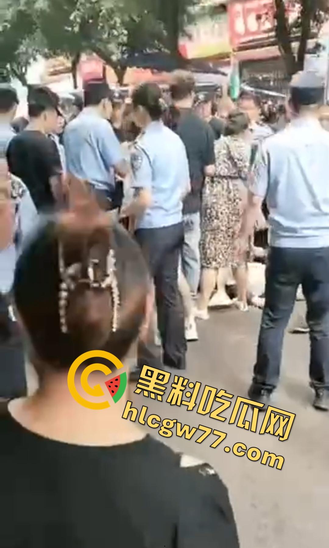 四川内江停车争执引血腥屠杀!刀仔狂捅59岁大叔致死,嫌犯被抓家属上去狂殴,警察都拦不住!-8