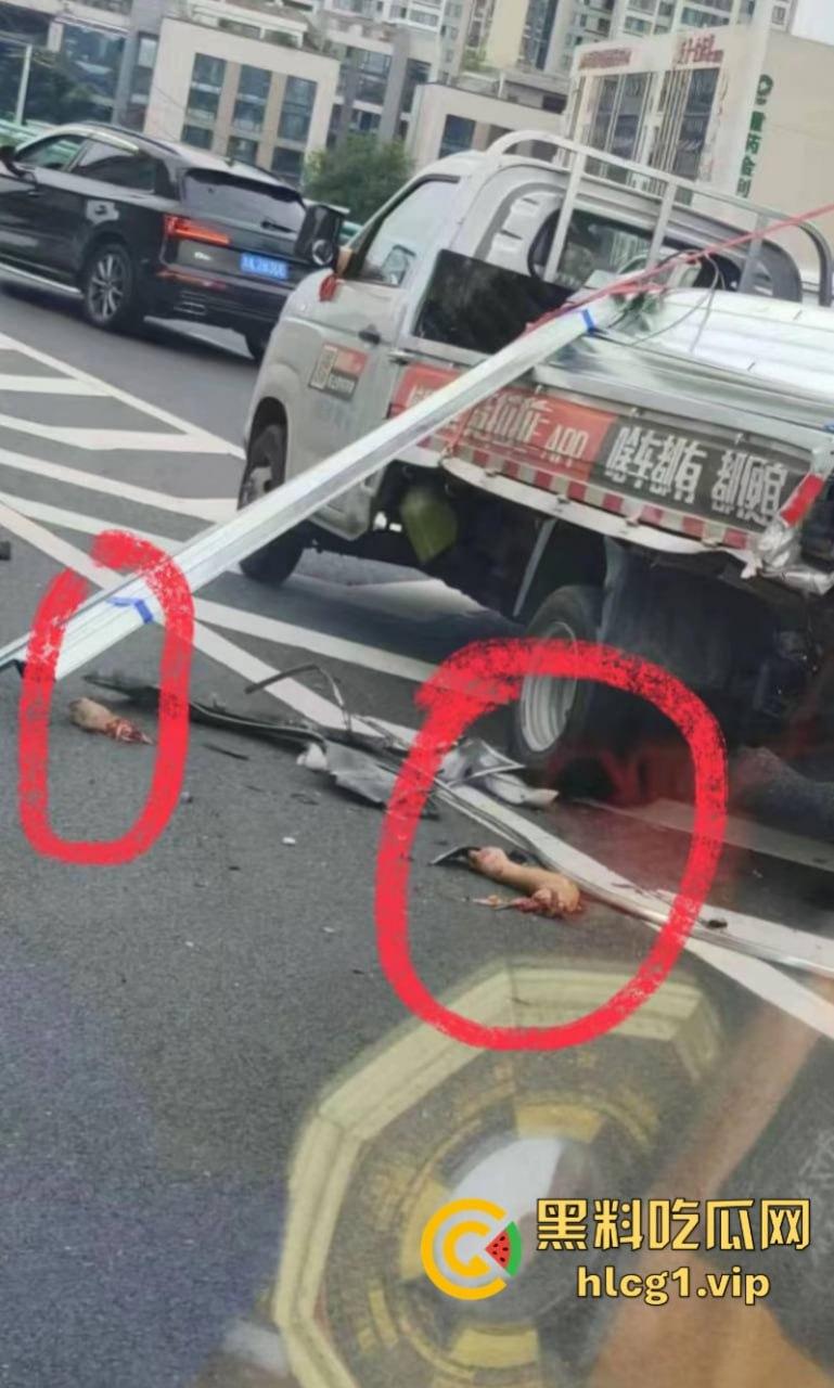 重口慎入!成都金丰高架发生一起惨烈车祸 货拉拉司机身体零件散落一地!-3