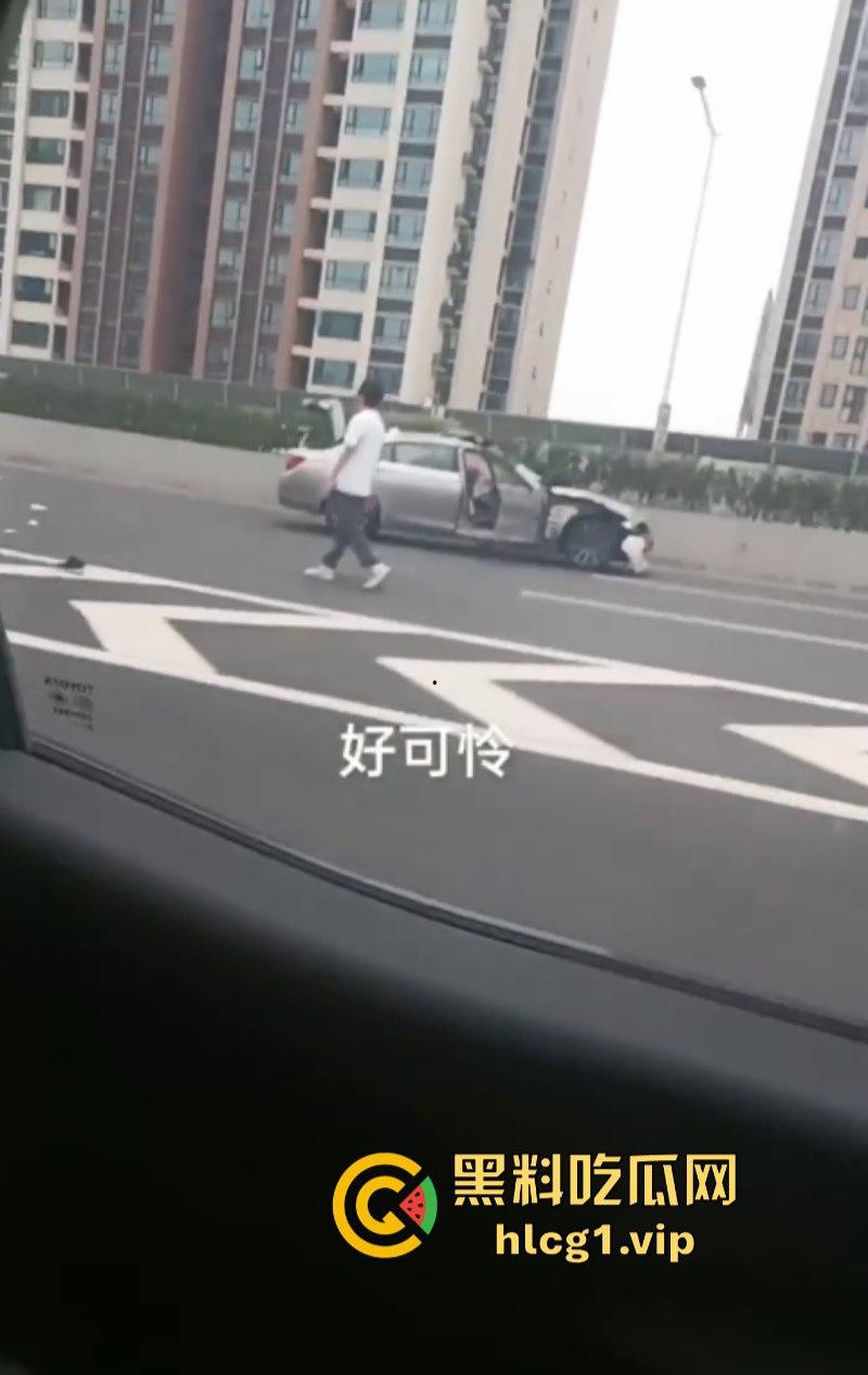 重口慎入!成都金丰高架发生一起惨烈车祸 货拉拉司机身体零件散落一地!-5