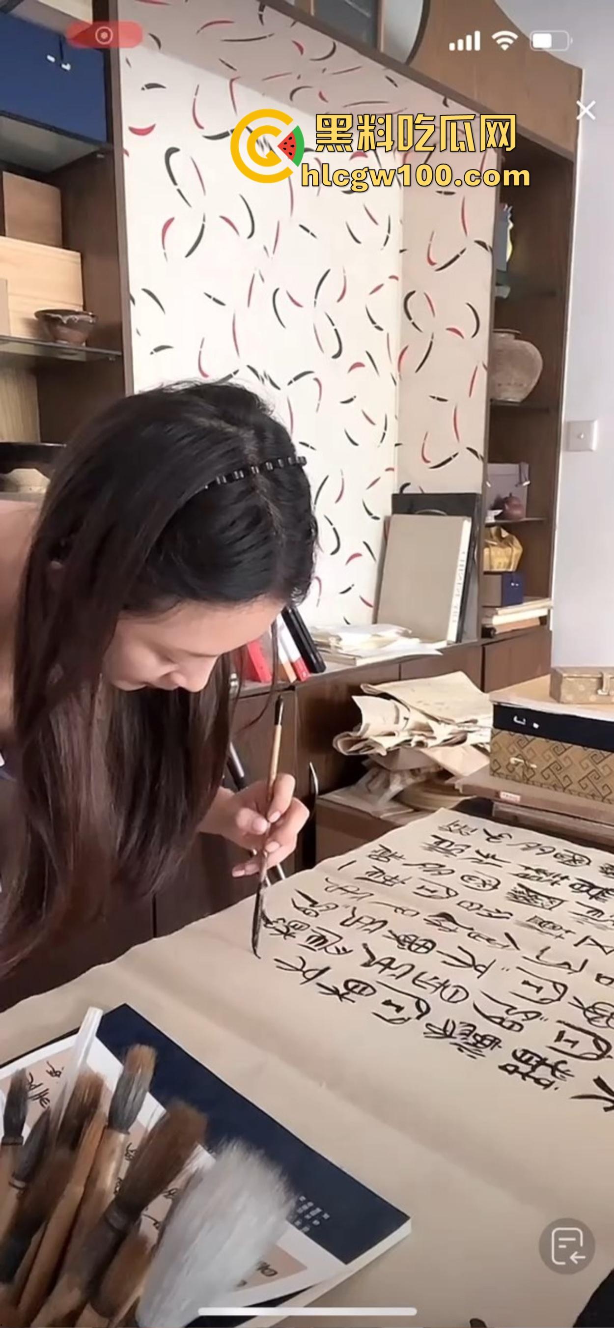 抖音骚鸡书法漏奶直播,真空上阵练毛笔,酥胸似露不露,这就是传说中的雅俗共赏新赛道?陶冶情操还是露奶吸睛?-3