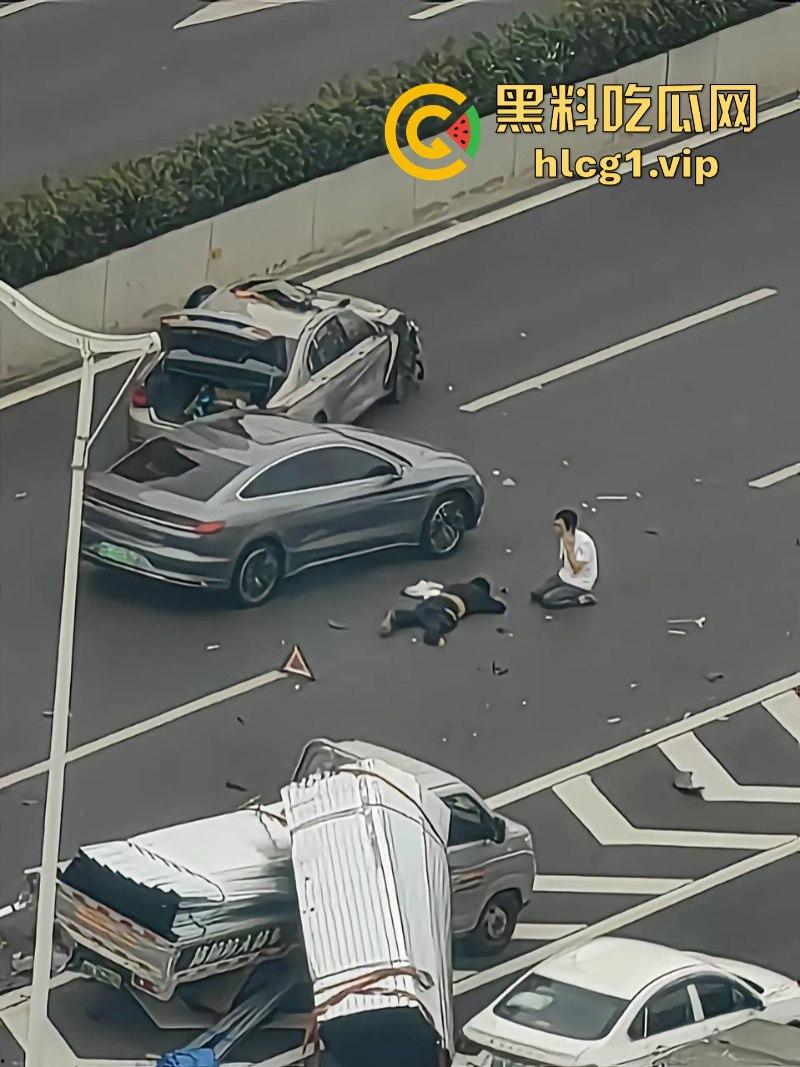 重口慎入!成都金丰高架发生一起惨烈车祸 货拉拉司机身体零件散落一地!-7