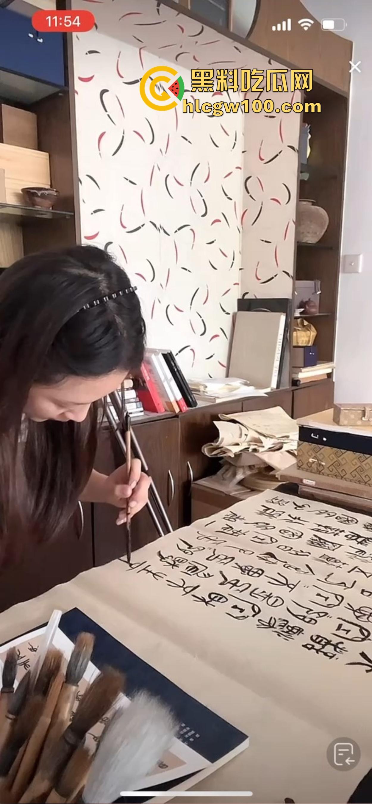 抖音骚鸡书法漏奶直播,真空上阵练毛笔,酥胸似露不露,这就是传说中的雅俗共赏新赛道?陶冶情操还是露奶吸睛?-4