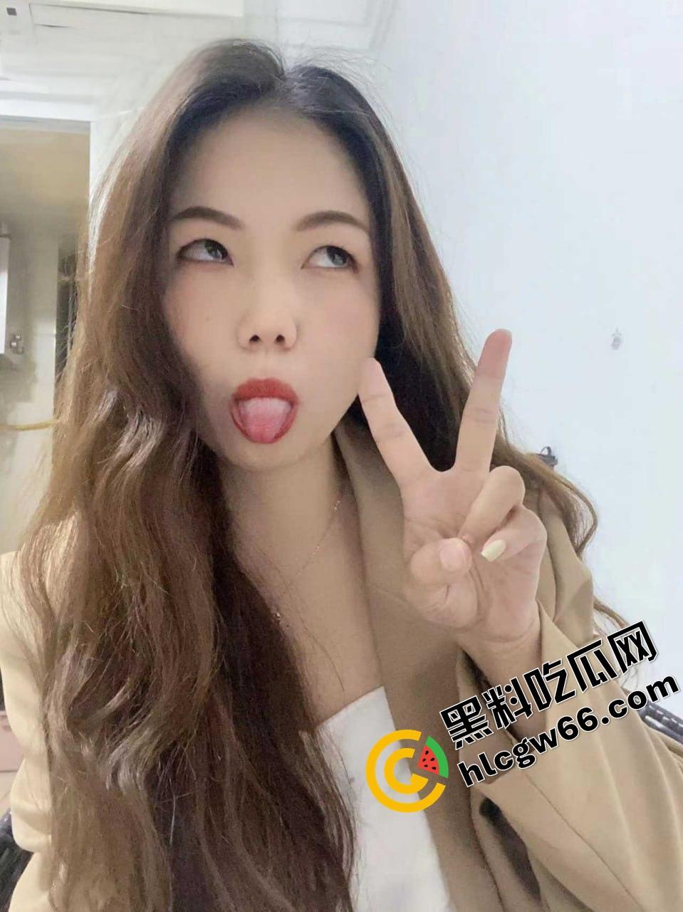 东莞老阿姨【吴方情】整成精致人皮娃娃只为金主赏脸，黑逼自拍跪地求曝光只想被弟弟狠狠操烂！