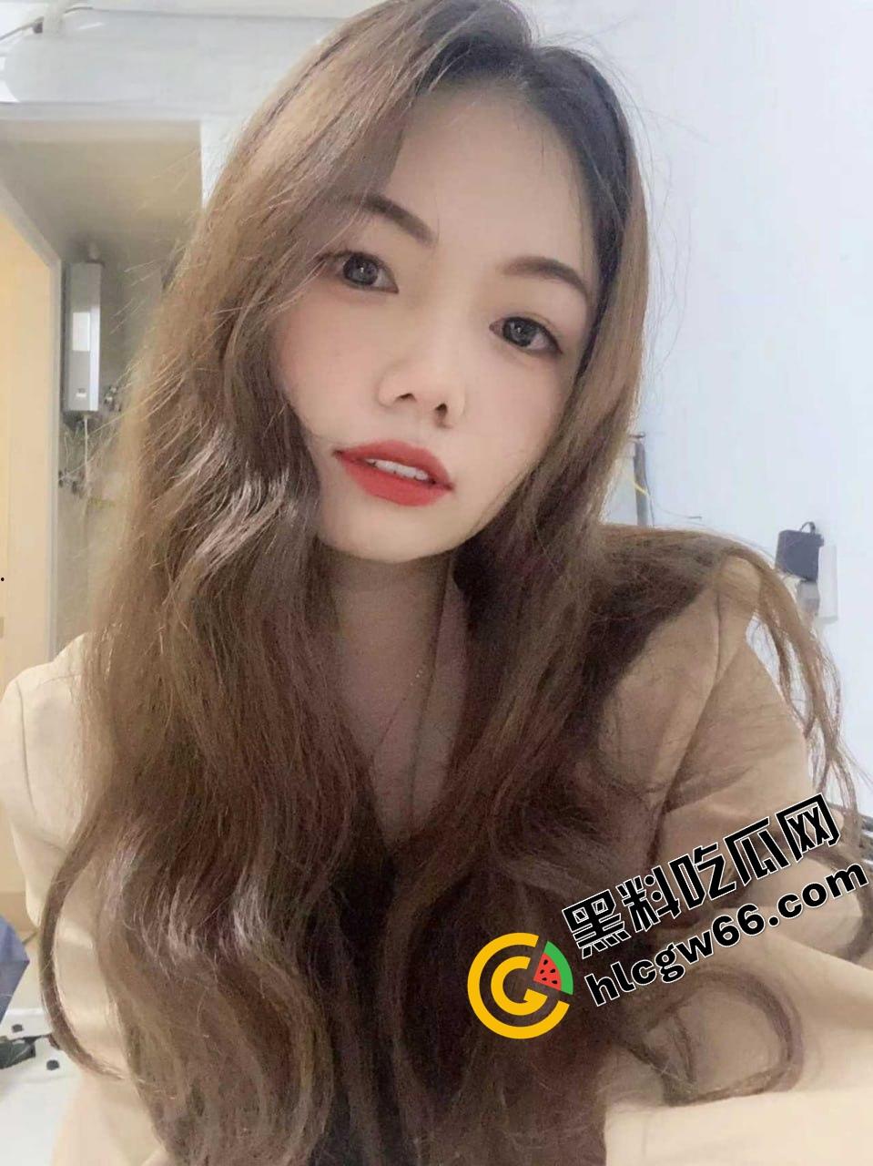 东莞老阿姨【吴方情】整成精致人皮娃娃只为金主赏脸,黑逼自拍跪地求曝光只想被弟弟狠狠操烂!-2