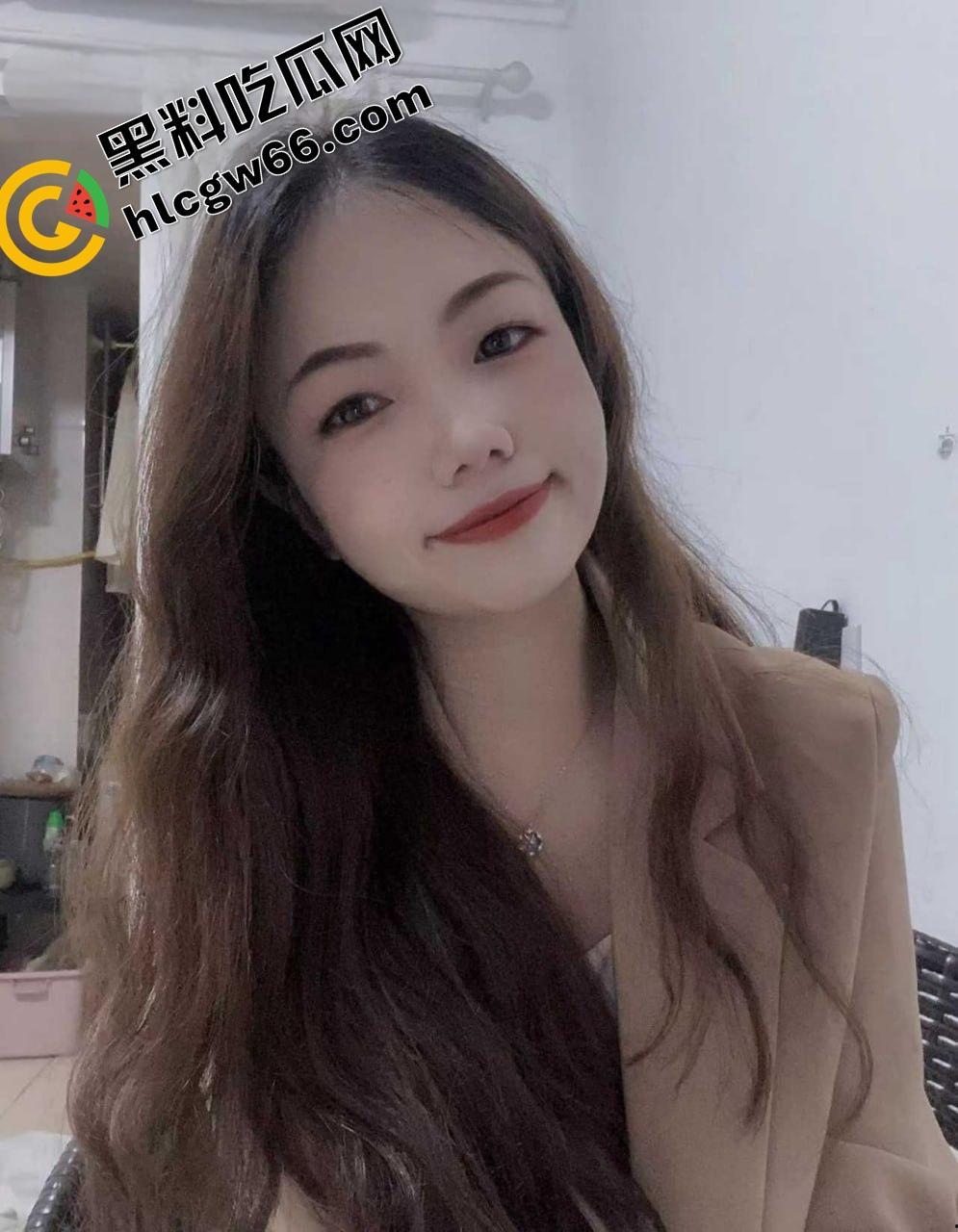 东莞老阿姨【吴方情】整成精致人皮娃娃只为金主赏脸,黑逼自拍跪地求曝光只想被弟弟狠狠操烂!-3