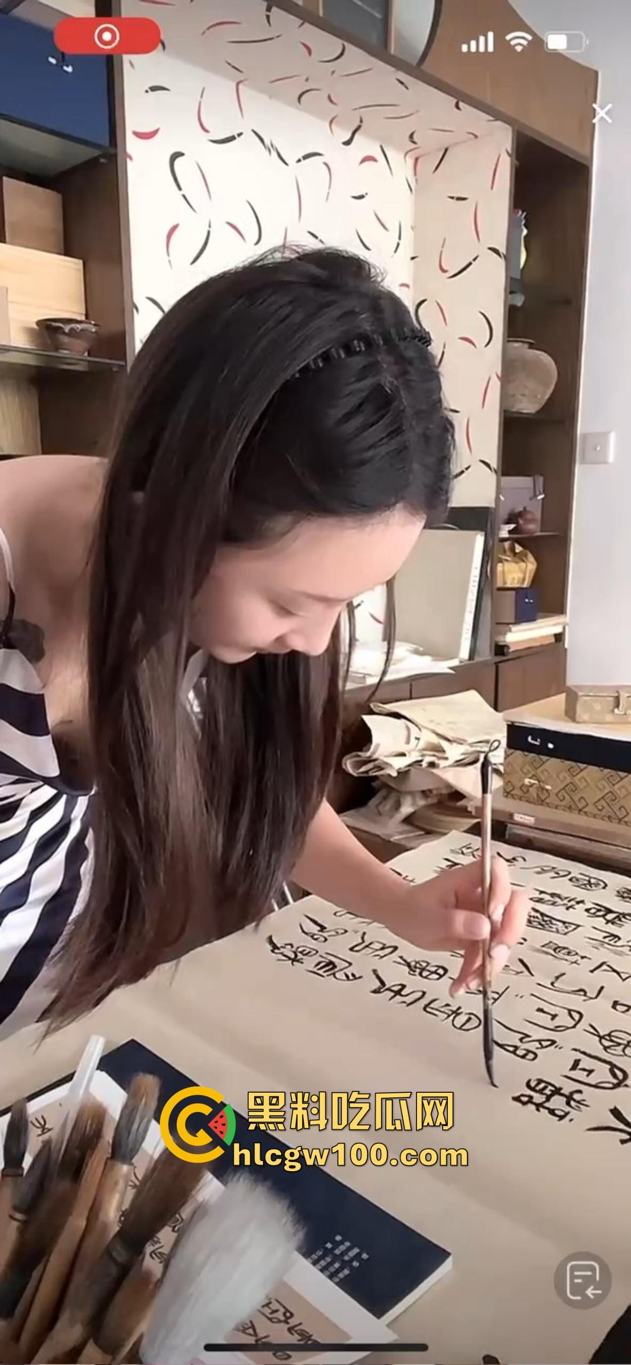 抖音骚鸡书法漏奶直播,真空上阵练毛笔,酥胸似露不露,这就是传说中的雅俗共赏新赛道?陶冶情操还是露奶吸睛?-10