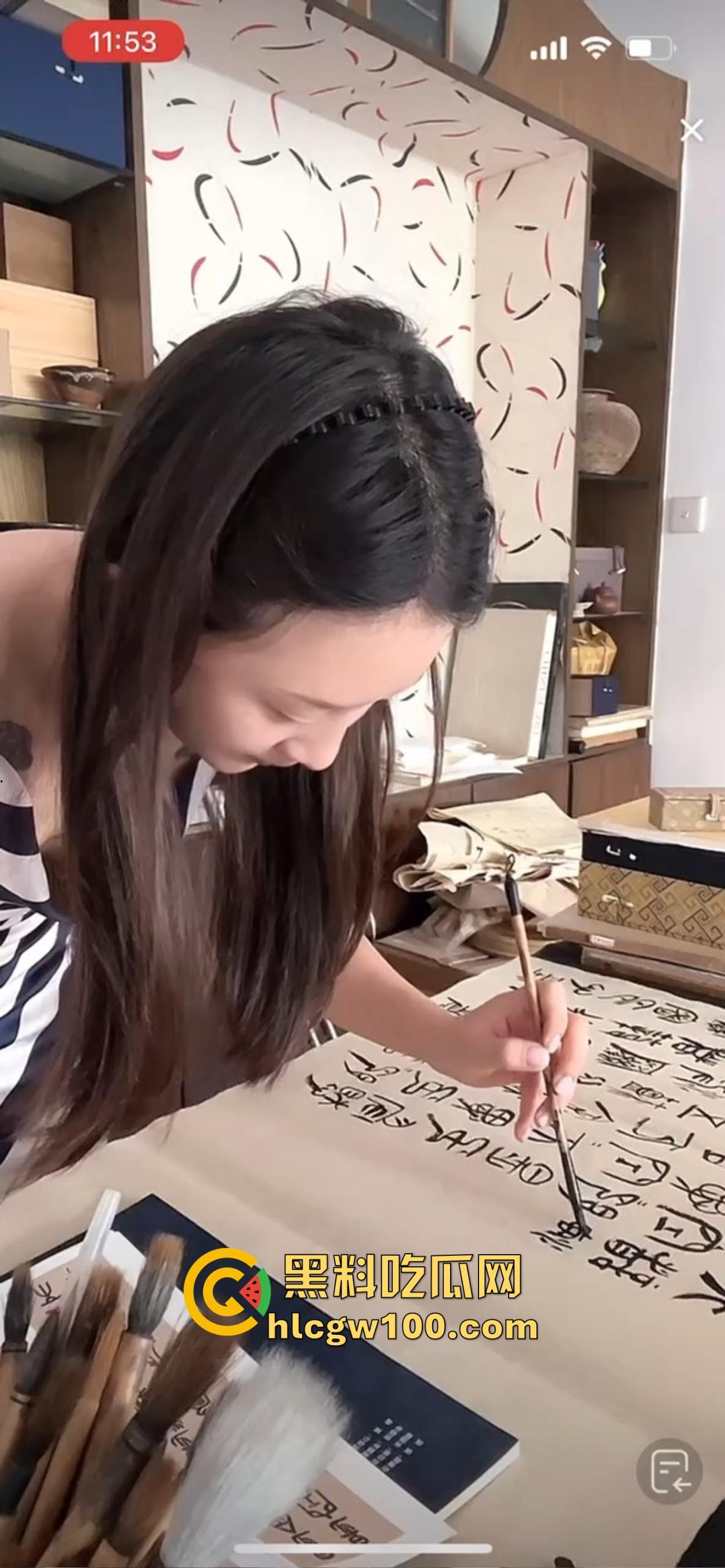 抖音骚鸡书法漏奶直播,真空上阵练毛笔,酥胸似露不露,这就是传说中的雅俗共赏新赛道?陶冶情操还是露奶吸睛?-11