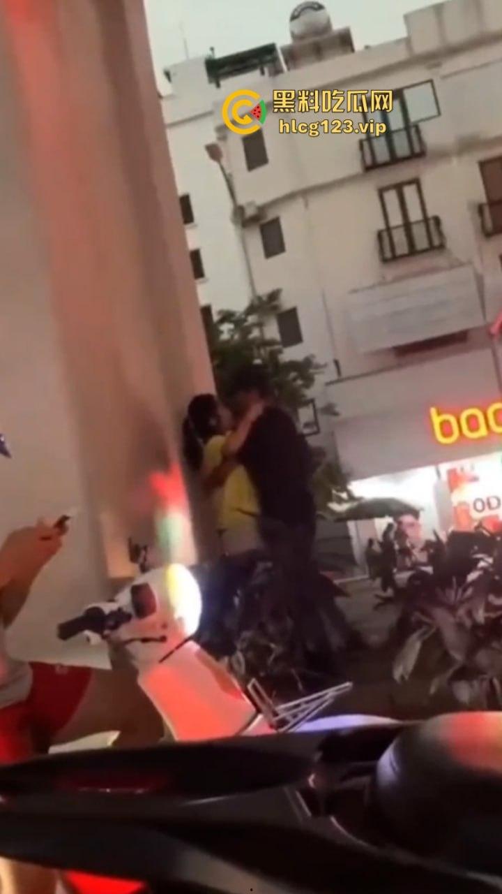 太过分了！一男子在人来人往的天桥下哄骗少女扒人家裤子后入！