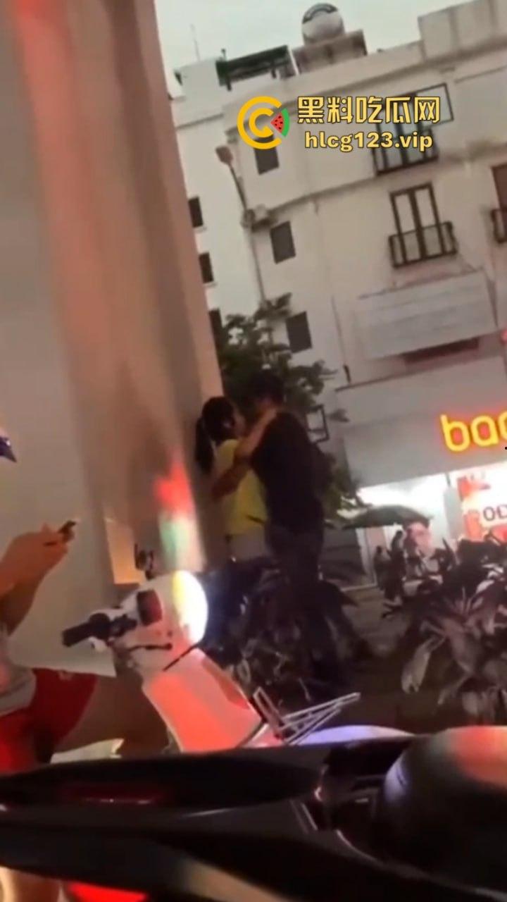 太过分了！一男子在人来人往的天桥下哄骗少女扒人家裤子后入！-2