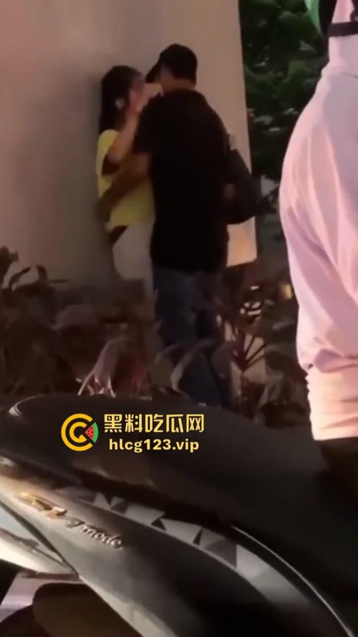 太过分了！一男子在人来人往的天桥下哄骗少女扒人家裤子后入！-5