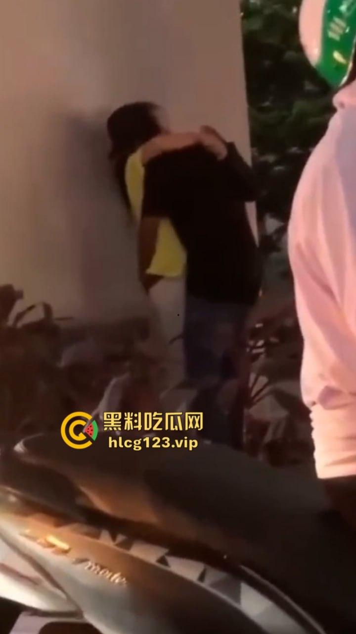 太过分了！一男子在人来人往的天桥下哄骗少女扒人家裤子后入！-6