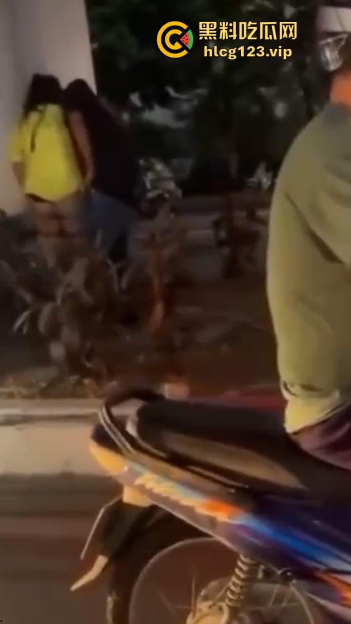 太过分了！一男子在人来人往的天桥下哄骗少女扒人家裤子后入！-8