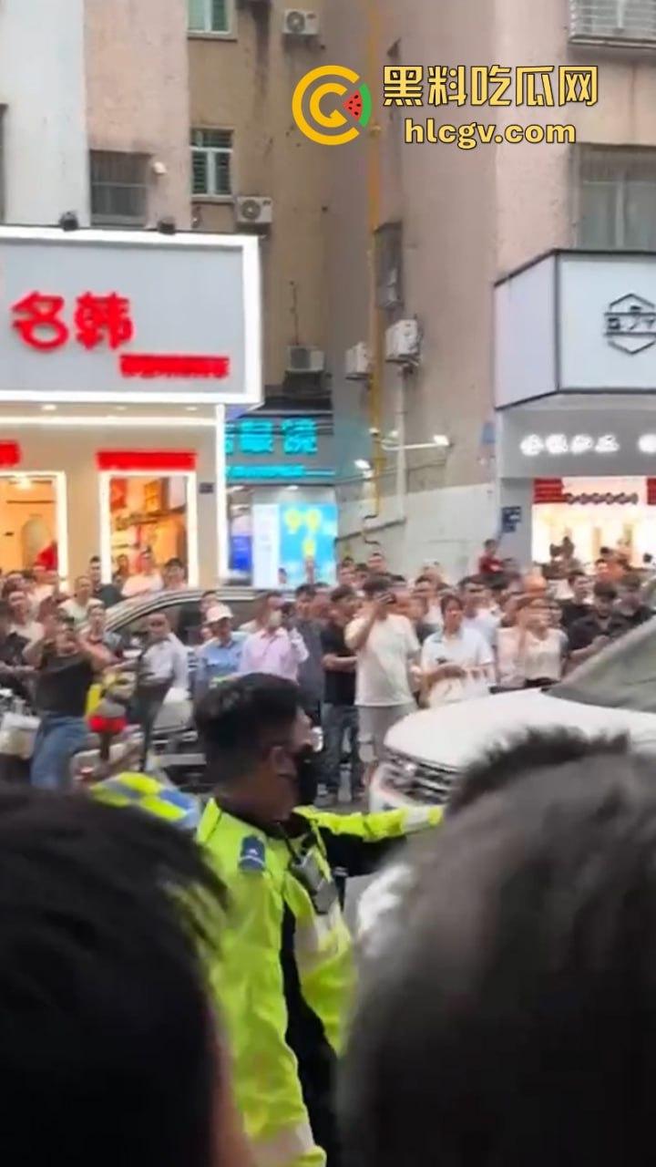 警察打交警你敢信?东莞市长安万科长青街上演交警PK公安大场面 便衣辅警装假警对其殴打!-8
