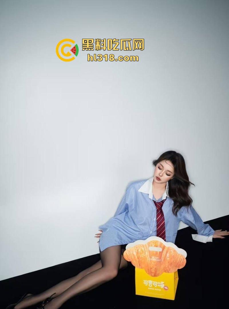 酒吧搭讪的可爱大胸妹没想到竟然如此反差，镜前主动口交吞精，射后含精挑逗镜头，恨不得再来一发！