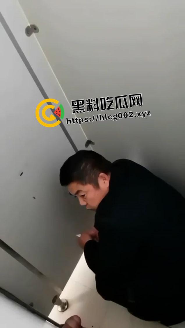 我最恨被人拿枪指着！中年大叔拉屎途中遇上鸟洞露屌 这不把屎糊上去