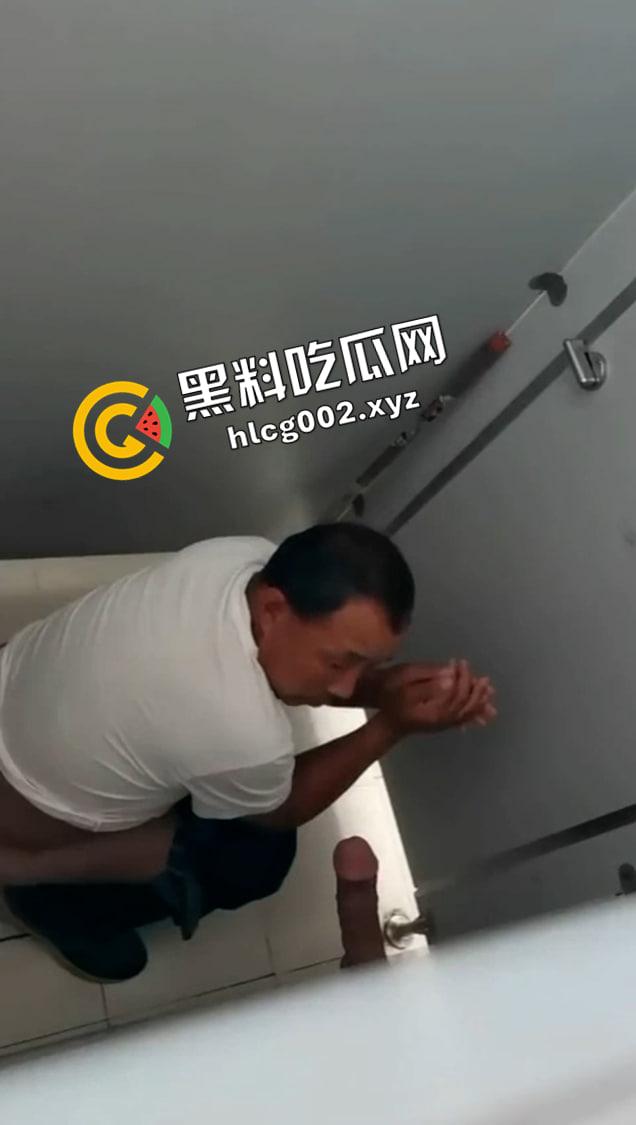 我最恨被人拿枪指着!中年大叔拉屎途中遇上鸟洞露屌 这不把屎糊上去-3