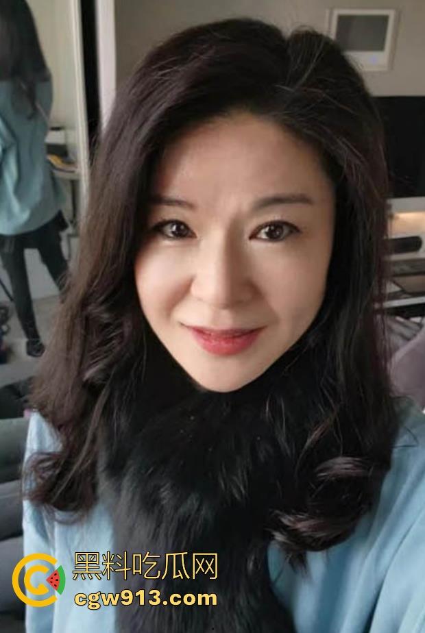 海角乱伦，早上起床把妈妈的骚穴狂扣出水，再狠狠无套猛插，主动撅臀迎合，极其骚乱！