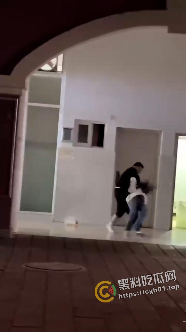 外事大学男生因为女朋友不给看手机 打完架就跳楼自杀 头上绿就绿了 何必呢-5