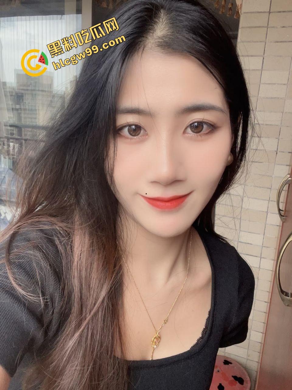 单男社交软件网聊年轻少妇『周芳茹』婚后约会出轨弟弟，散步至酒店全裸口交上位抱操！独家曝光流出！-3