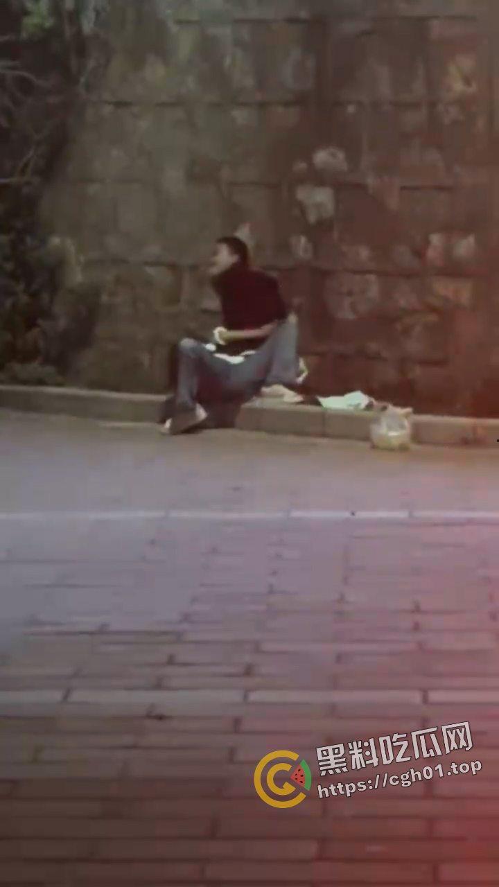 外事大学男生因为女朋友不给看手机 打完架就跳楼自杀 头上绿就绿了 何必呢-8