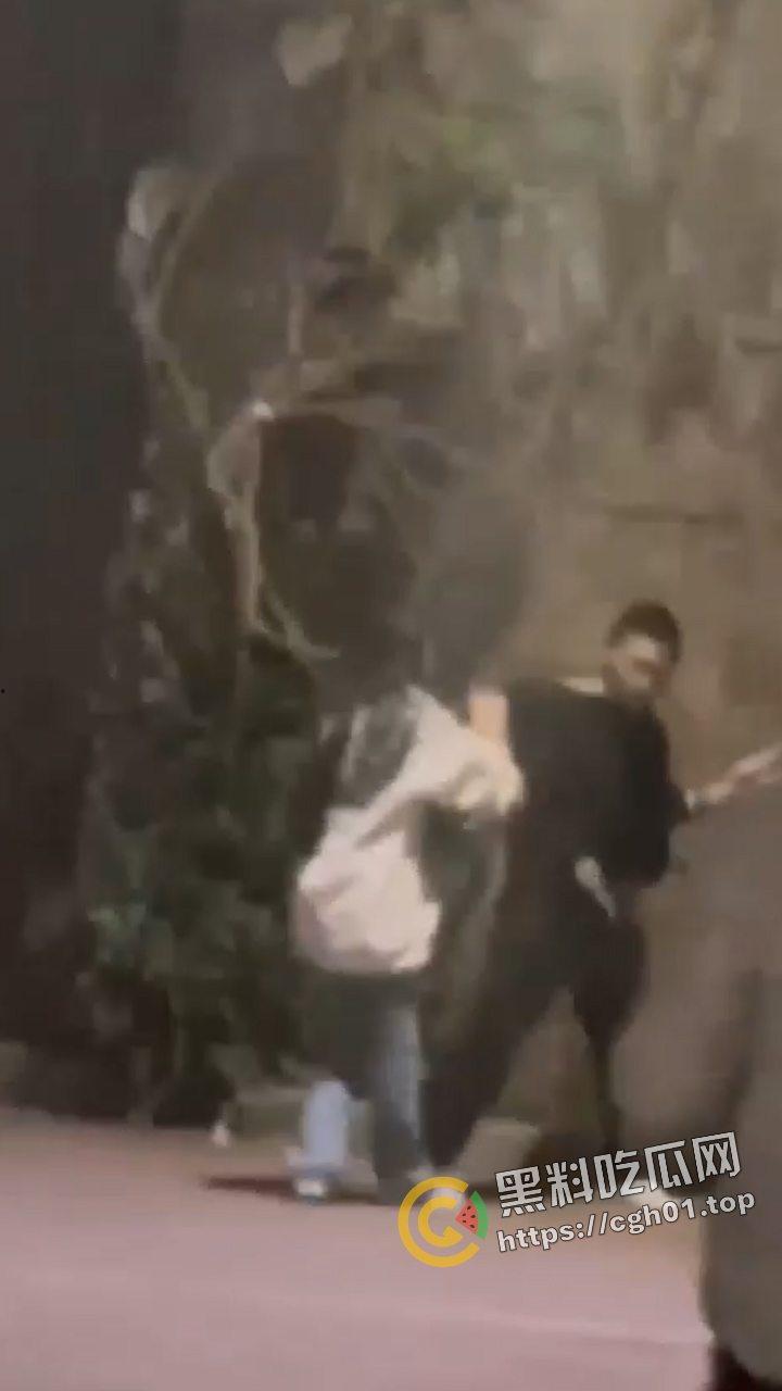 外事大学男生因为女朋友不给看手机 打完架就跳楼自杀 头上绿就绿了 何必呢-9