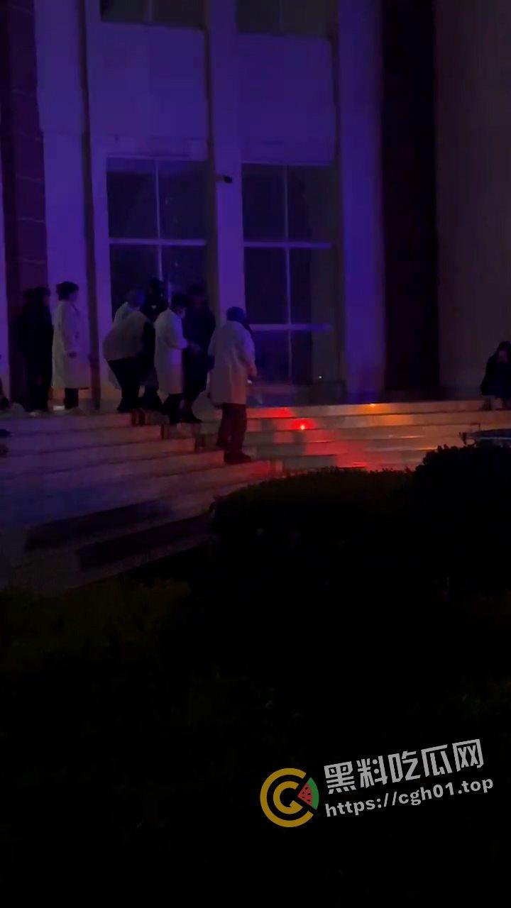 外事大学男生因为女朋友不给看手机 打完架就跳楼自杀 头上绿就绿了 何必呢-11