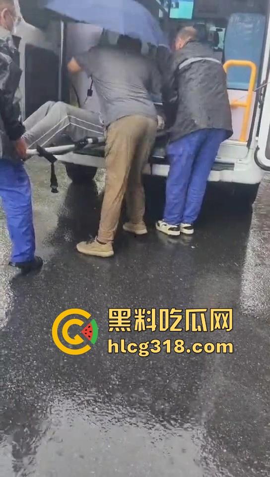 武汉江堤街持刀伤人,41岁嫌疑人张某持水果刀当着警察面捅杀被害人,也是够牛逼的!-3