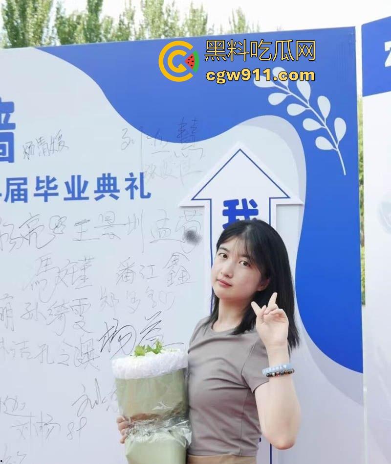 沈阳师大可爱反差学妹【张爱佳】性爱视频曝光，平时高冷校花范儿，私下竟是富二代们的床上尤物！-5