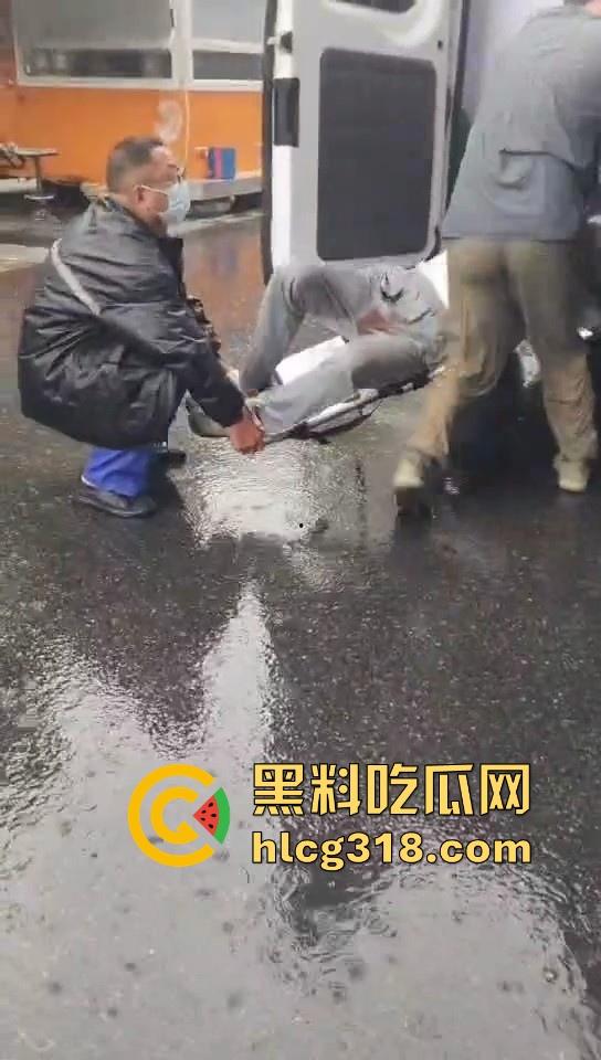 武汉江堤街持刀伤人,41岁嫌疑人张某持水果刀当着警察面捅杀被害人,也是够牛逼的!-4