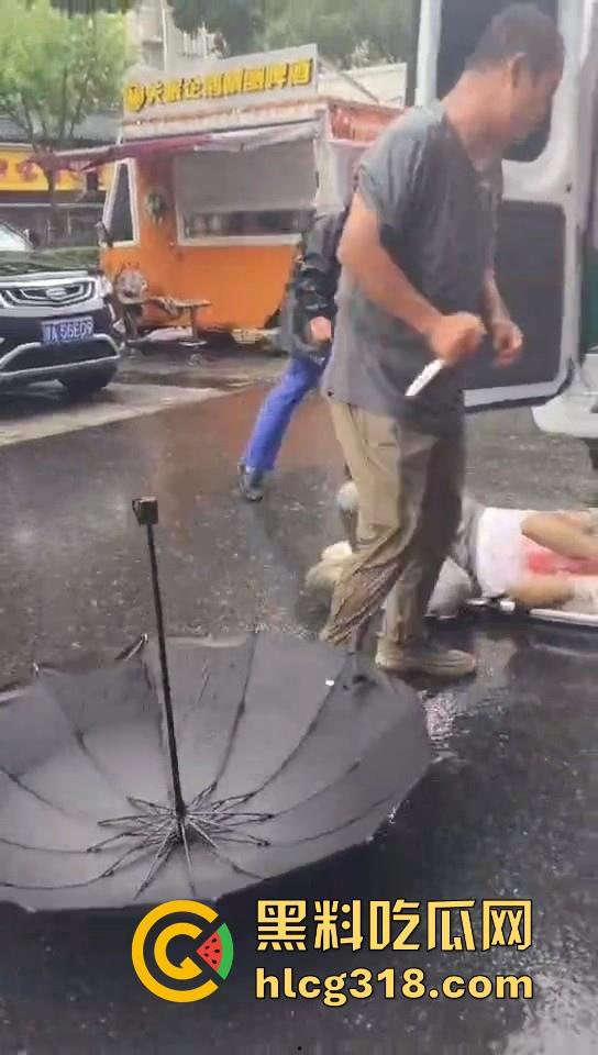 武汉江堤街持刀伤人,41岁嫌疑人张某持水果刀当着警察面捅杀被害人,也是够牛逼的!-7