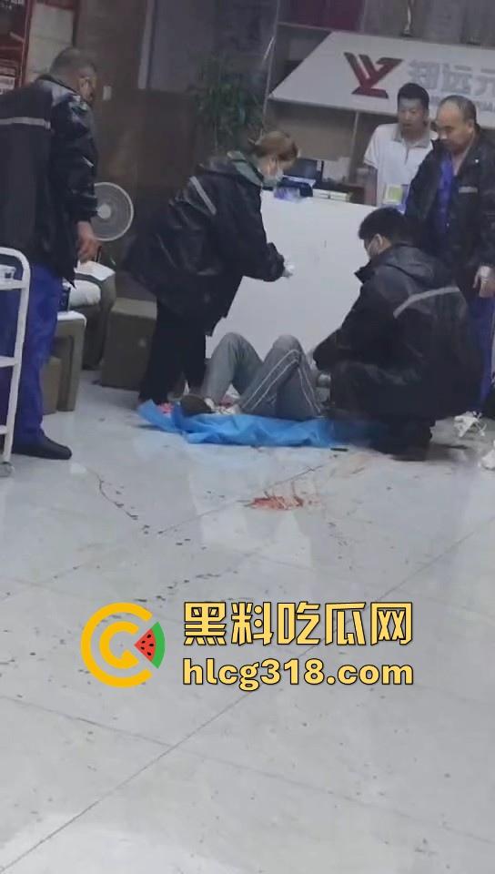 武汉江堤街持刀伤人,41岁嫌疑人张某持水果刀当着警察面捅杀被害人,也是够牛逼的!-9