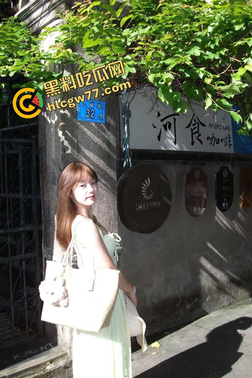 小伙跑去韩国美容院找美女脱鸡巴毛,刚碰就硬,前列腺液直接射手上,真出国放飞!-3