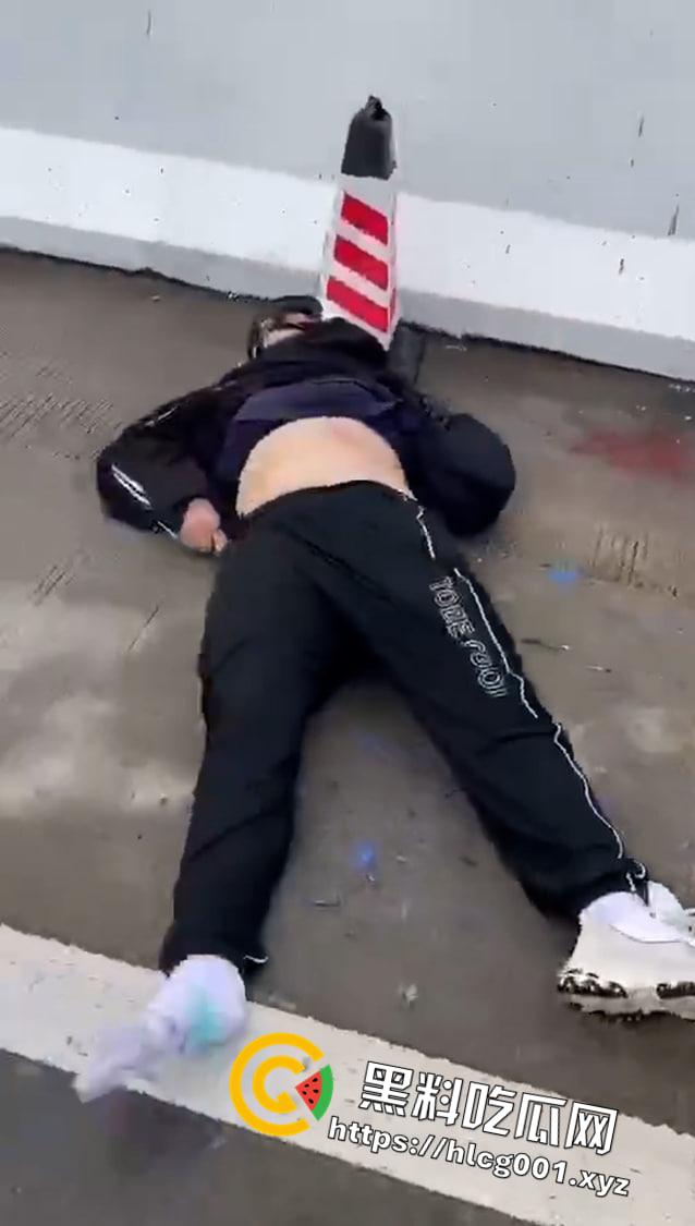 突发!广东肇庆 一人捅死人后抢车逃离贺江一桥附近又连撞数辆摩托车 现场伤亡惨重-5