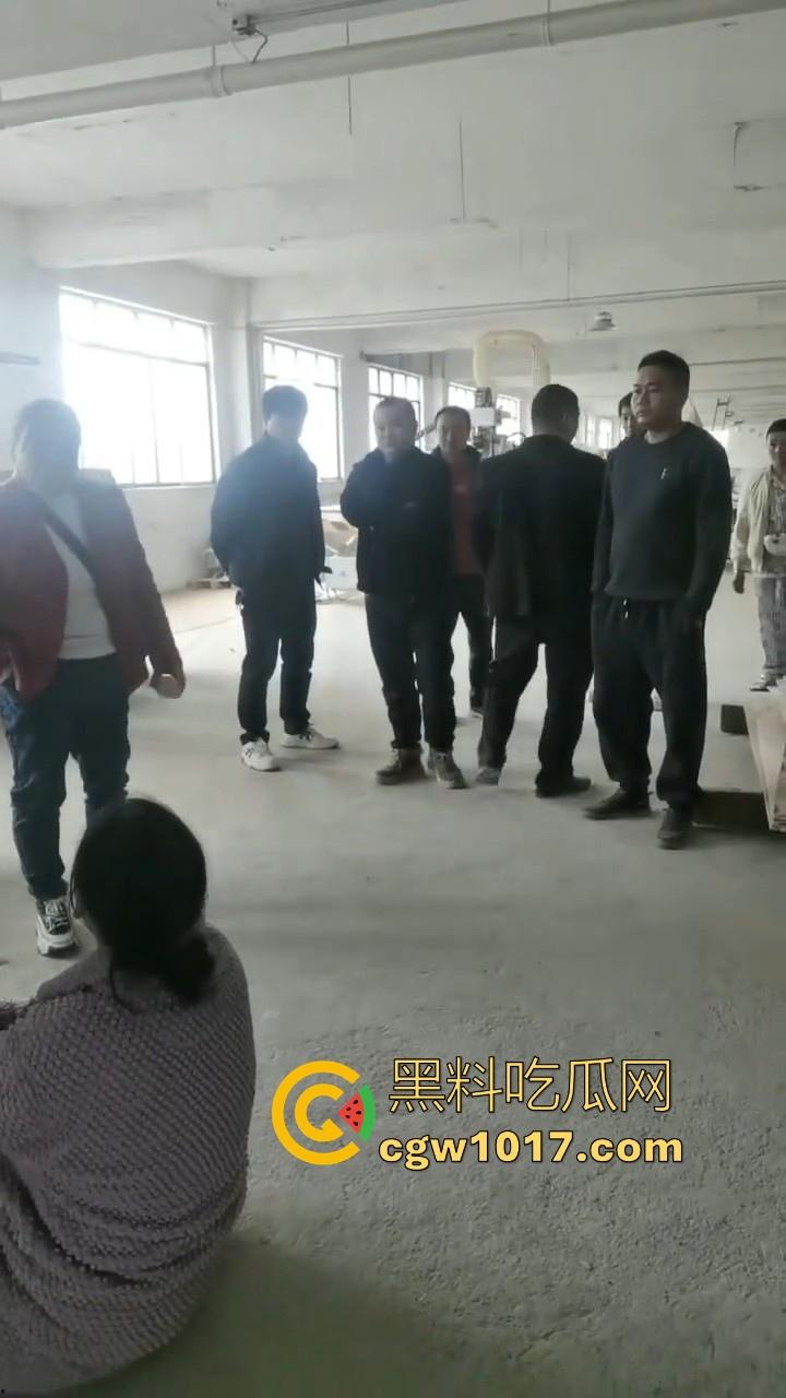 贵州龙里水长乡家具厂拖欠工资,员工携带孩子上门讨要薪资,抱着老板的大腿,都这样了不是哥们你还打算不给啊!-2