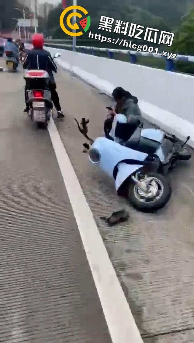 突发!广东肇庆 一人捅死人后抢车逃离贺江一桥附近又连撞数辆摩托车 现场伤亡惨重-7