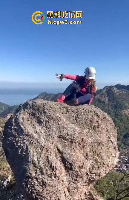 摆拍也要选对地方 女子悬崖边扭腰凹造型,刚摆完S曲线,转头就玩命飞下去!-6