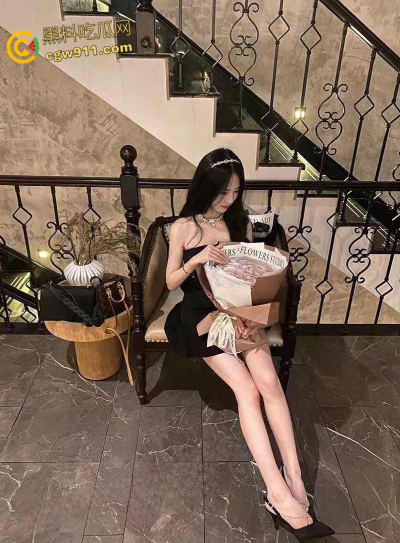 女仆餐厅认识的大一学生妹【刘婉婷】,身穿JK制服白丝约会被拿下,无套后入猛干全射在奶子上!-2