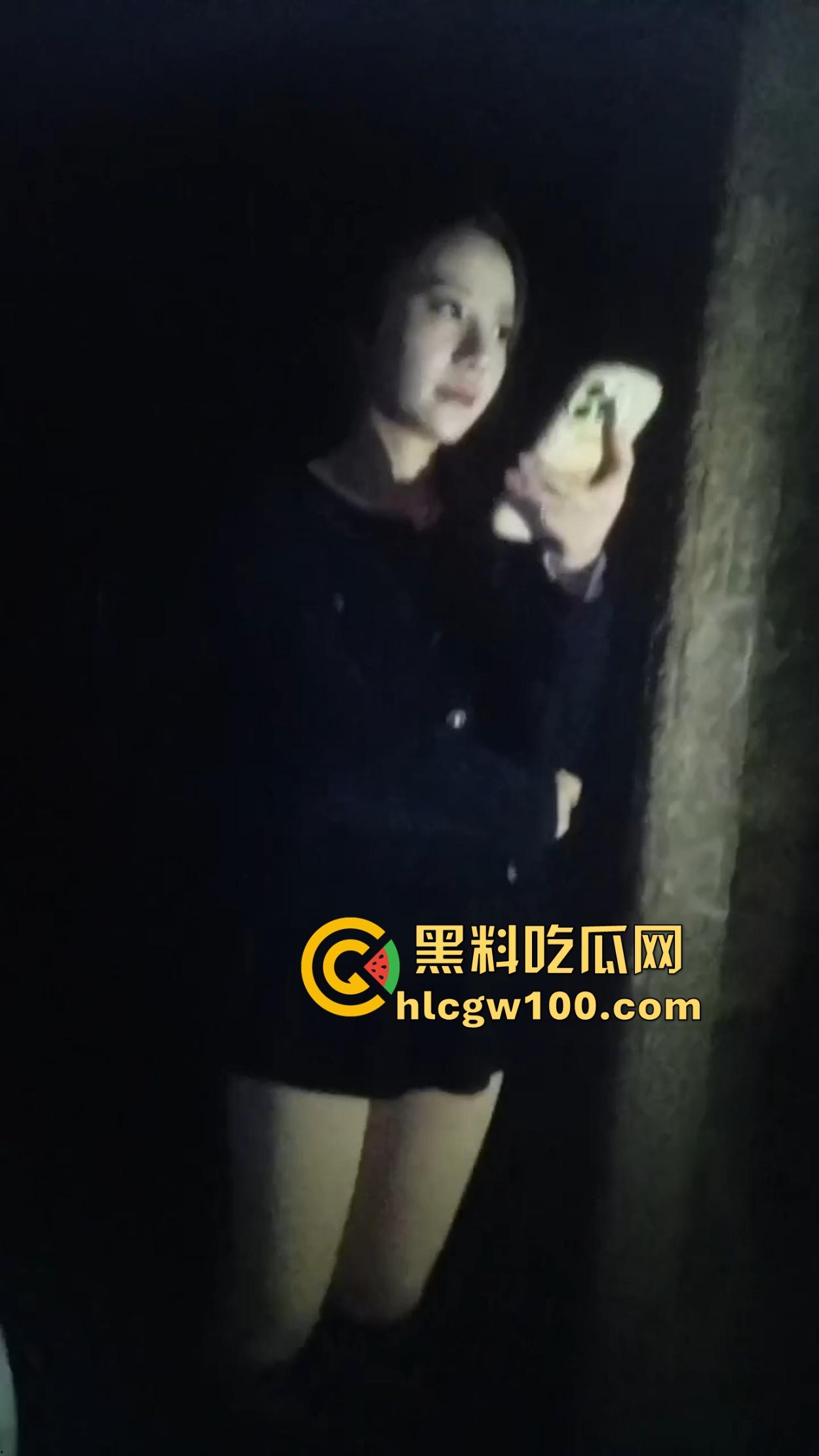 学生妹子放寒假都出来兼职站街,穿着校服卖快餐是勤工俭学还是逼良为娼?道德和地址哪个重要?-2