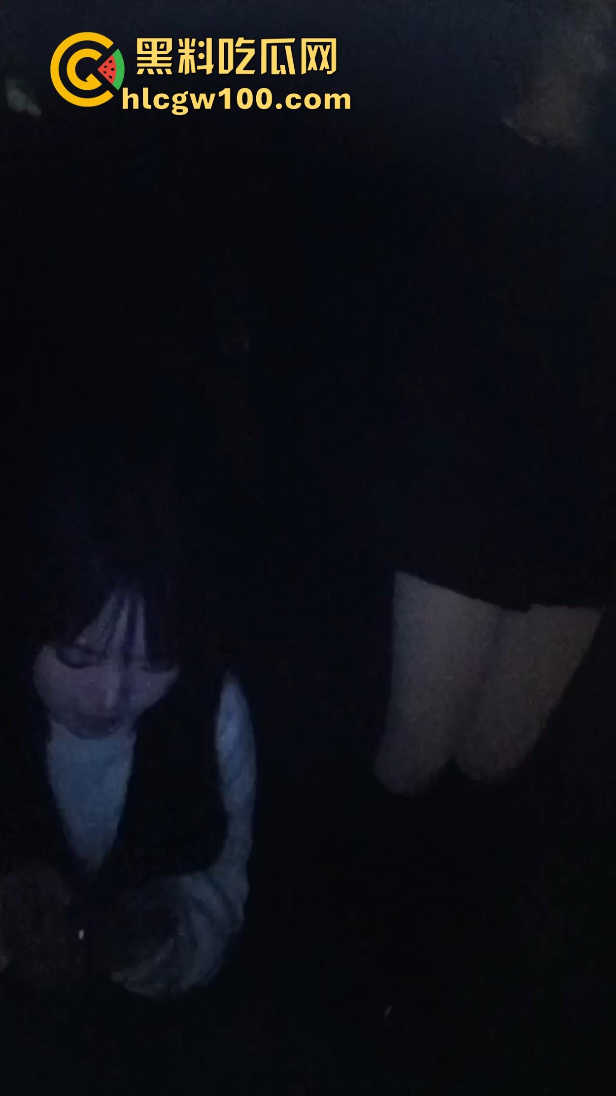 学生妹子放寒假都出来兼职站街,穿着校服卖快餐是勤工俭学还是逼良为娼?道德和地址哪个重要?-3