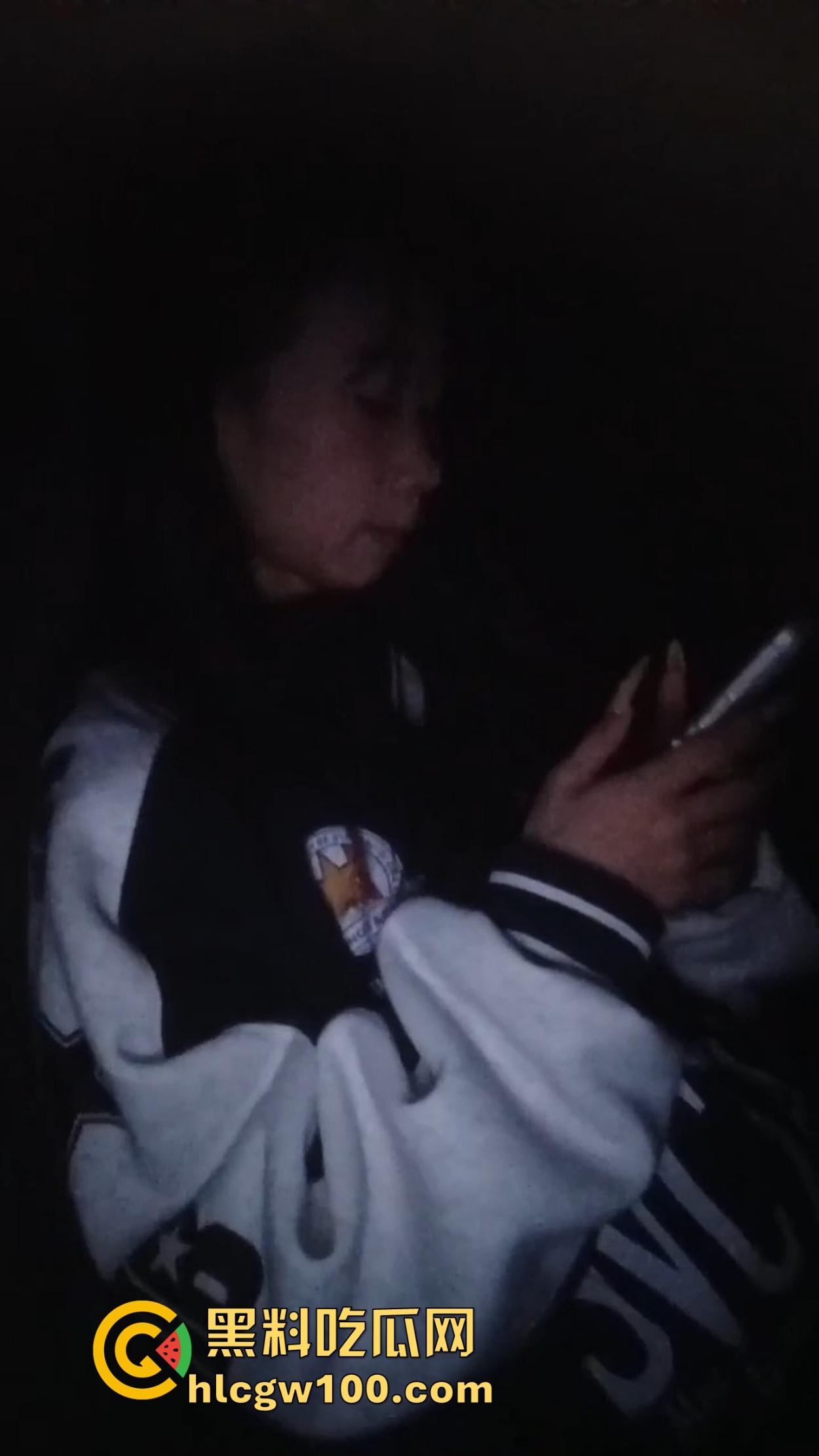 学生妹子放寒假都出来兼职站街,穿着校服卖快餐是勤工俭学还是逼良为娼?道德和地址哪个重要?-4